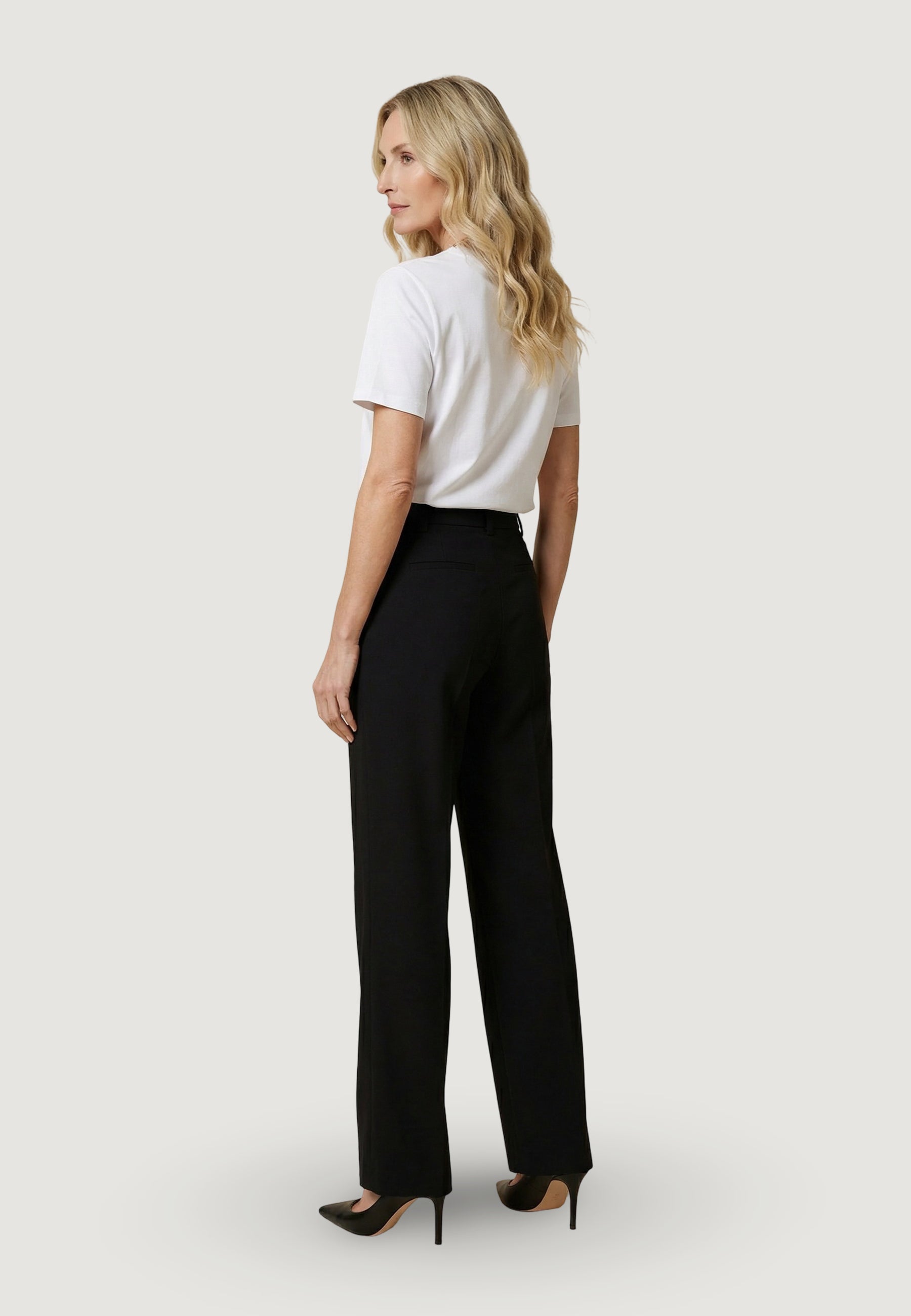T-shirts Guess LEONA SS CN T-SHIRT
