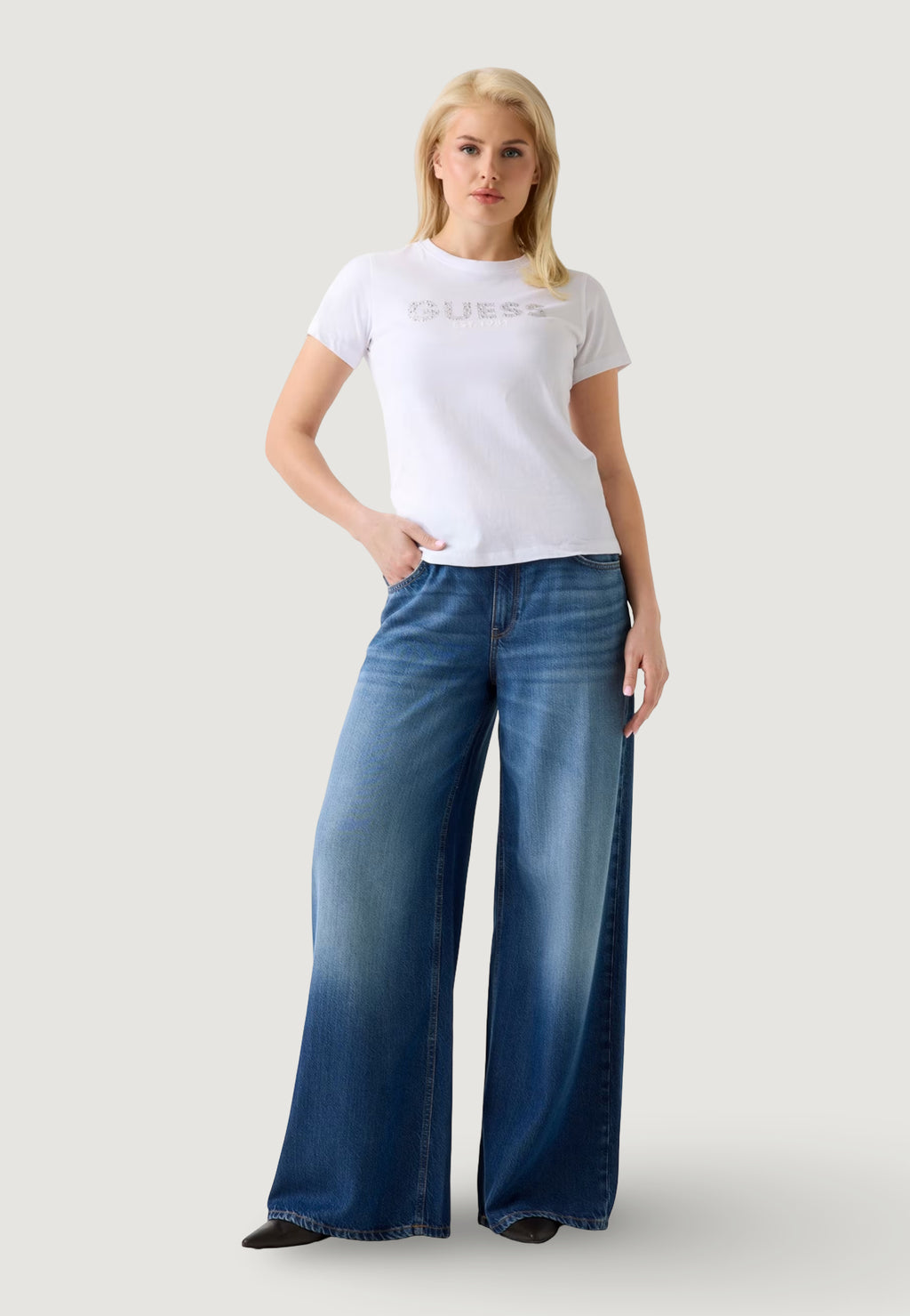 T-shirt Guess SS CN GUESS STUDS SCRIPT TEE