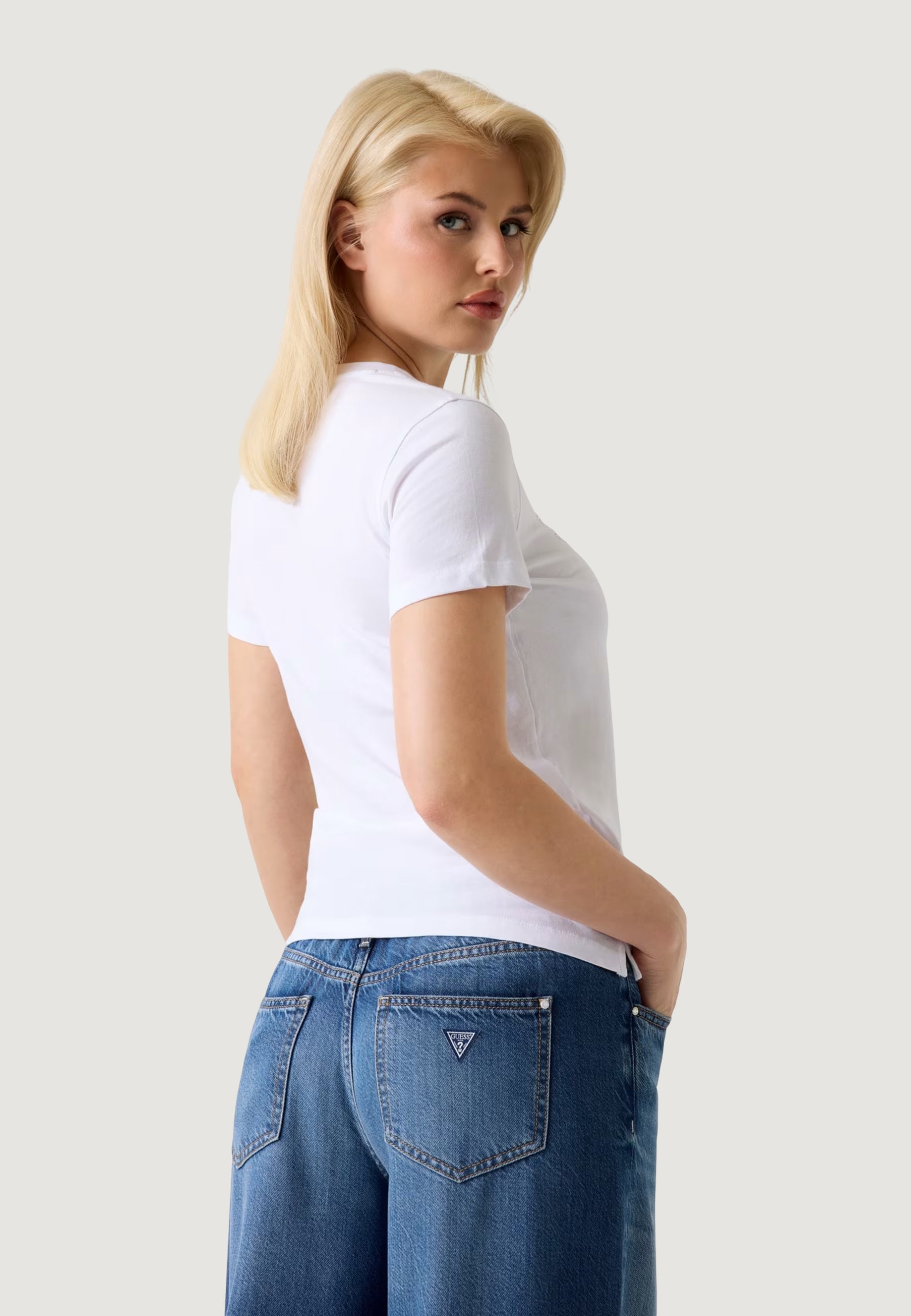 T-shirt Guess SS CN GUESS STUDS SCRIPT TEE