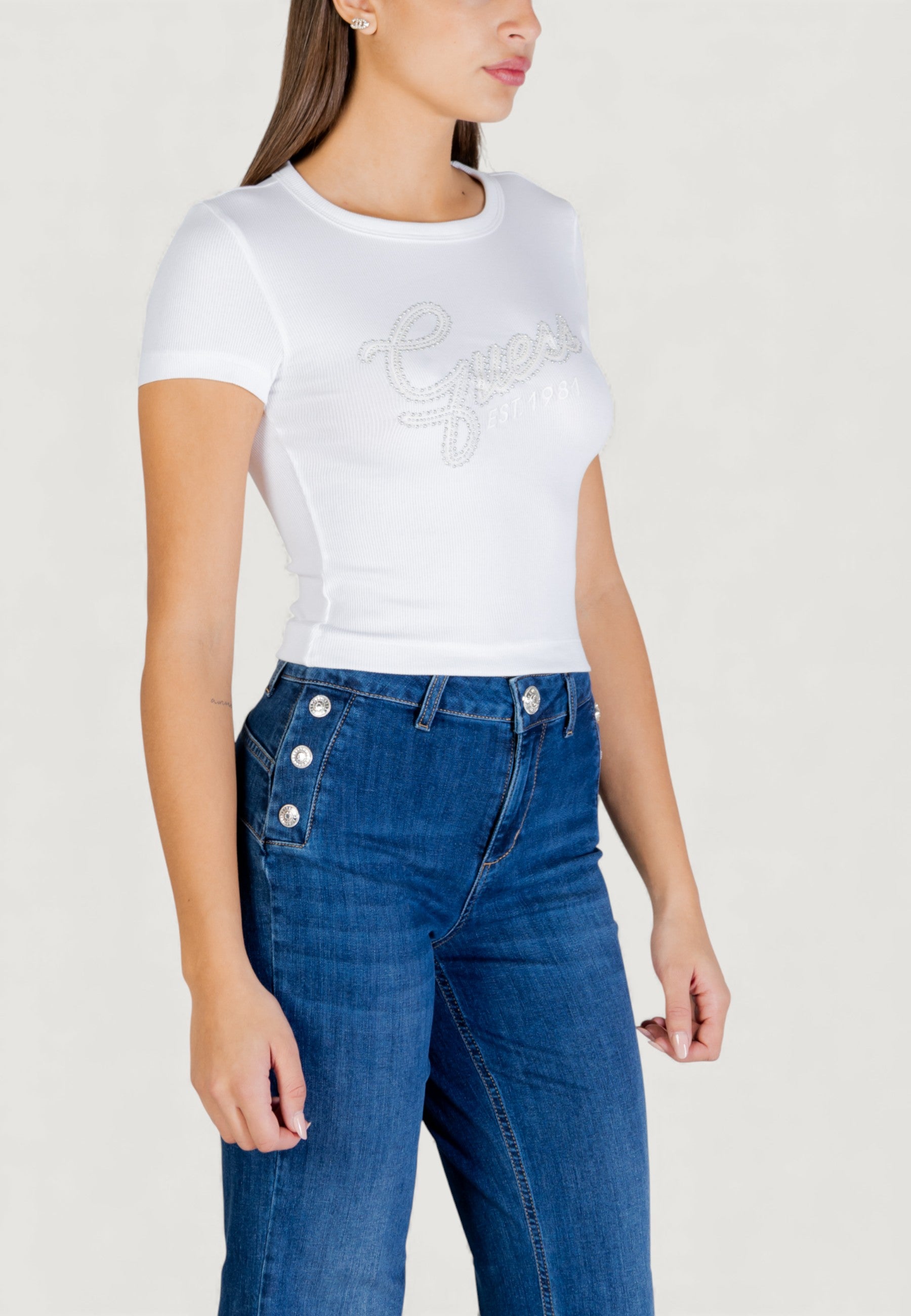 T-shirts Guess SS CN GUESS STUDS SCRIPT TEE
