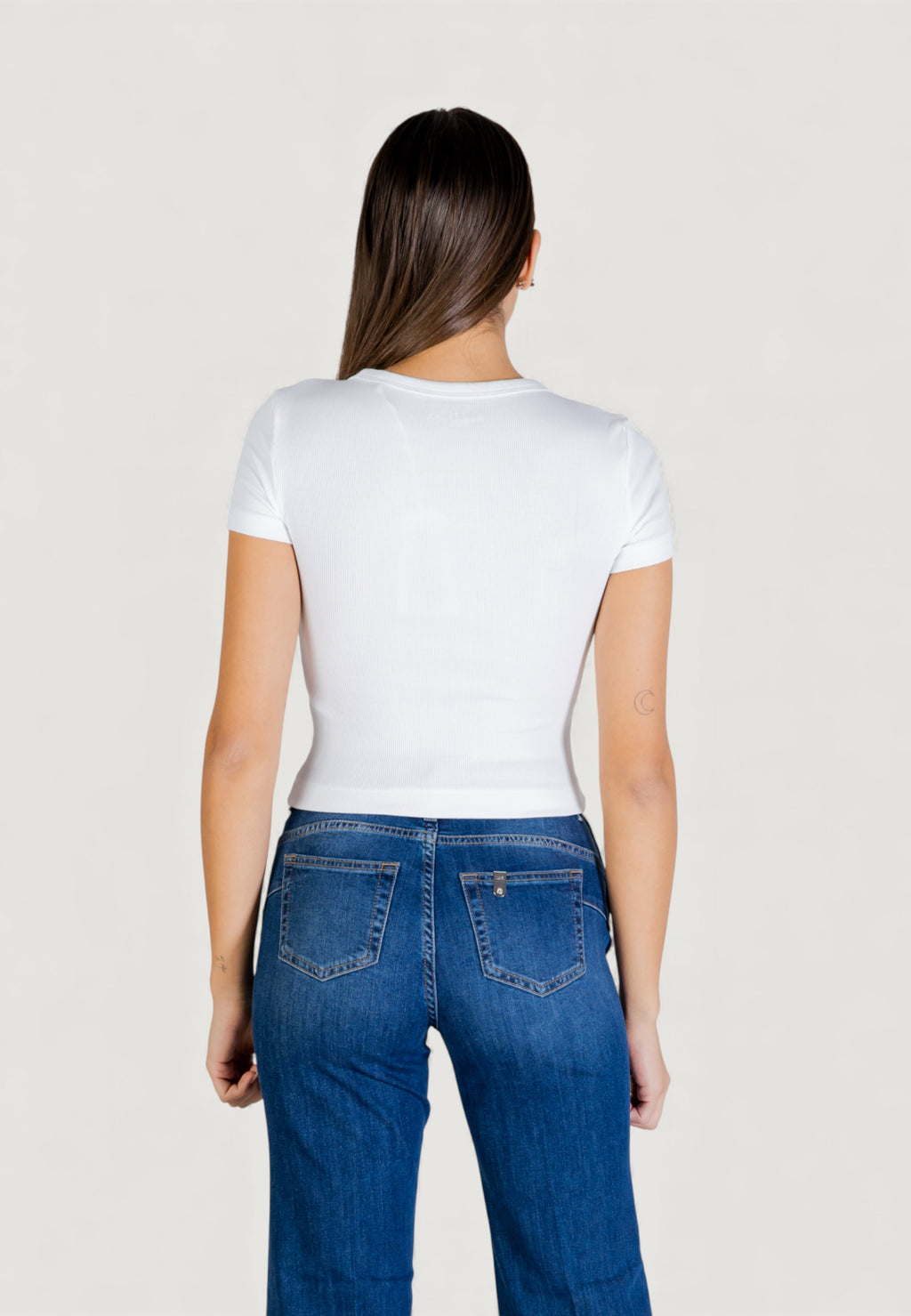 T-shirts Guess SS CN GUESS STUDS SCRIPT TEE