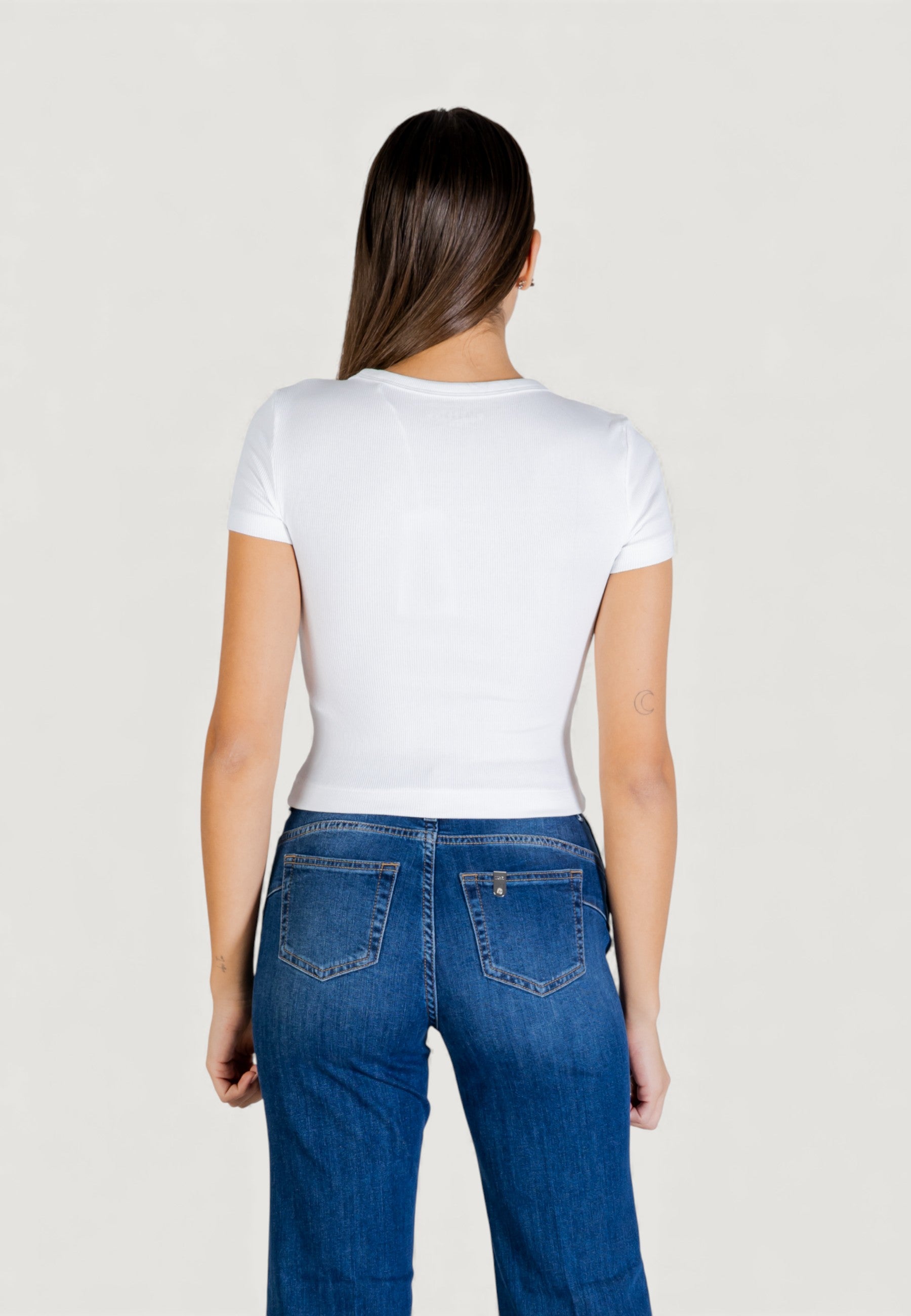 T-shirts Guess SS CN GUESS STUDS SCRIPT TEE