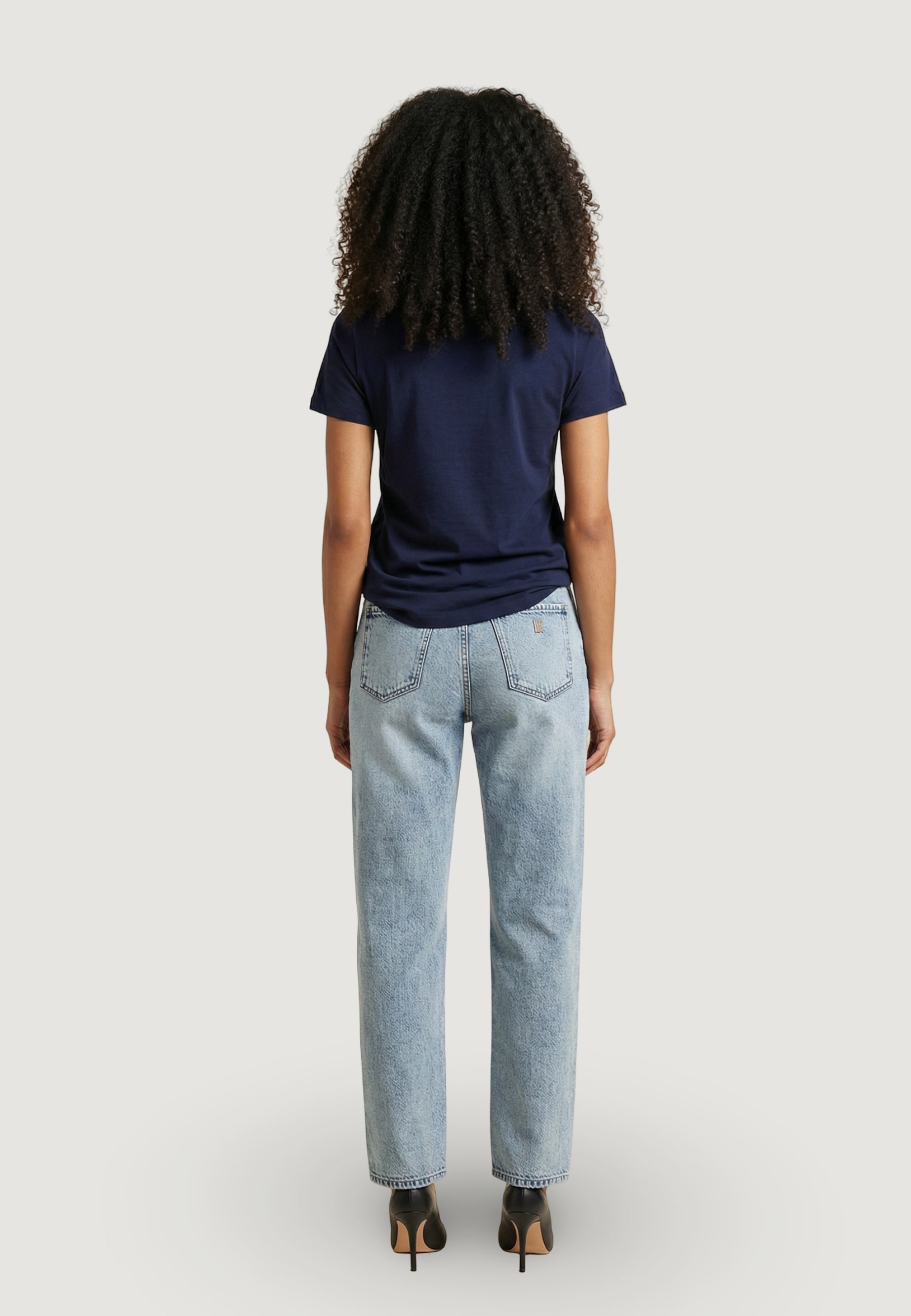 T-shirt Guess SS CN FEATHER TRIANGLE TEE