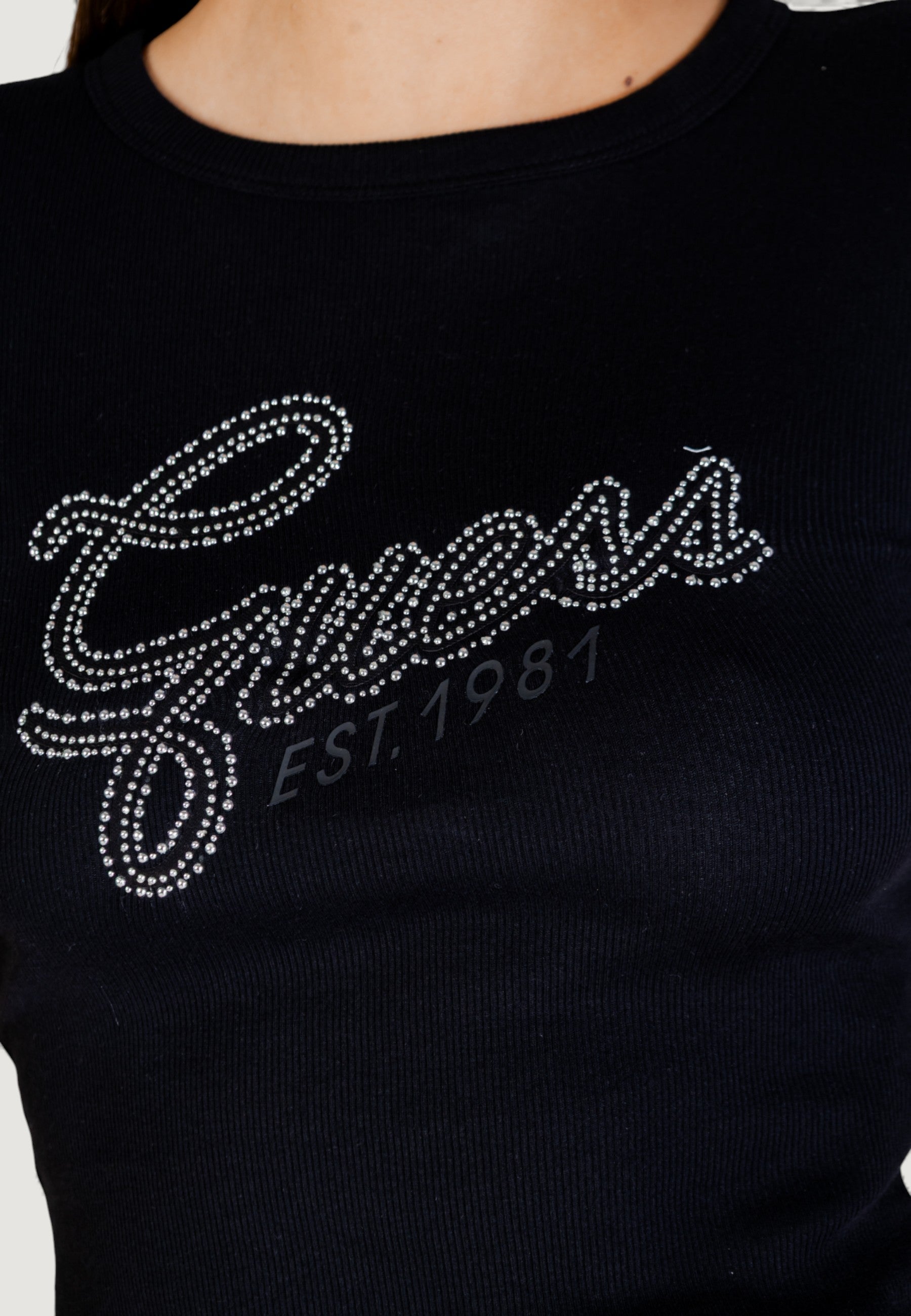 T-shirts Guess SS CN GUESS STUDS SCRIPT TEE