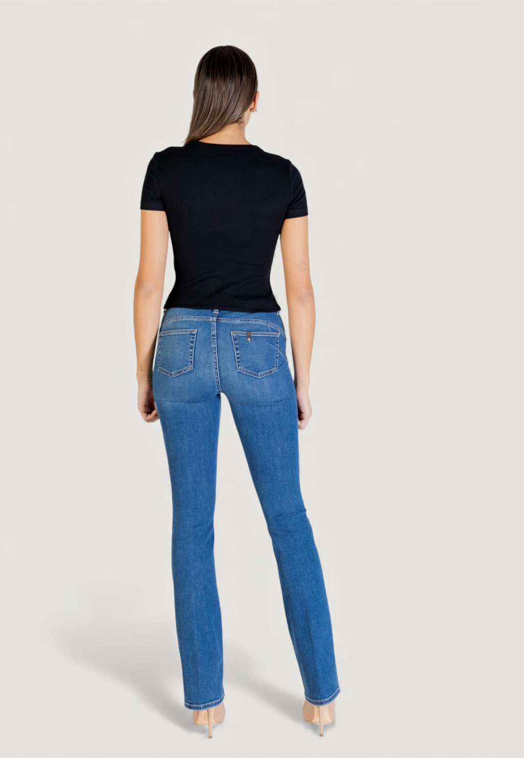 T-shirts Guess SS CN GUESS STUDS SCRIPT TEE