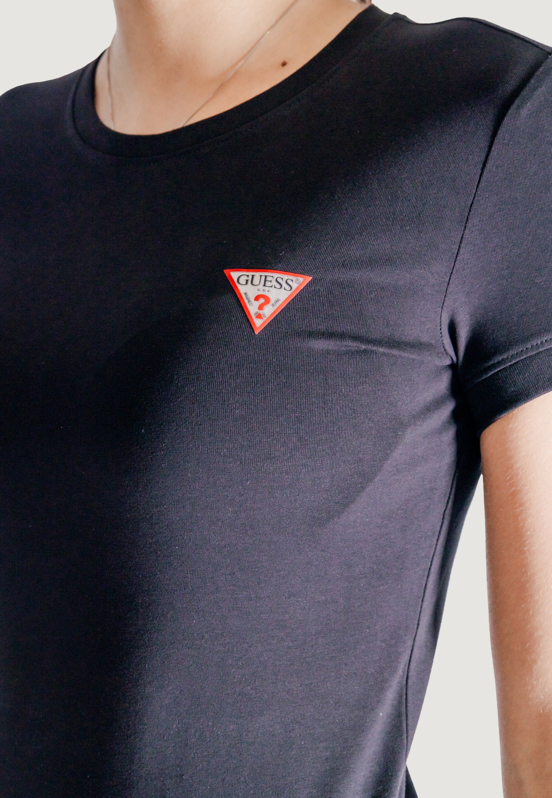 T-shirt Guess SS CN MINI TRIANGLE