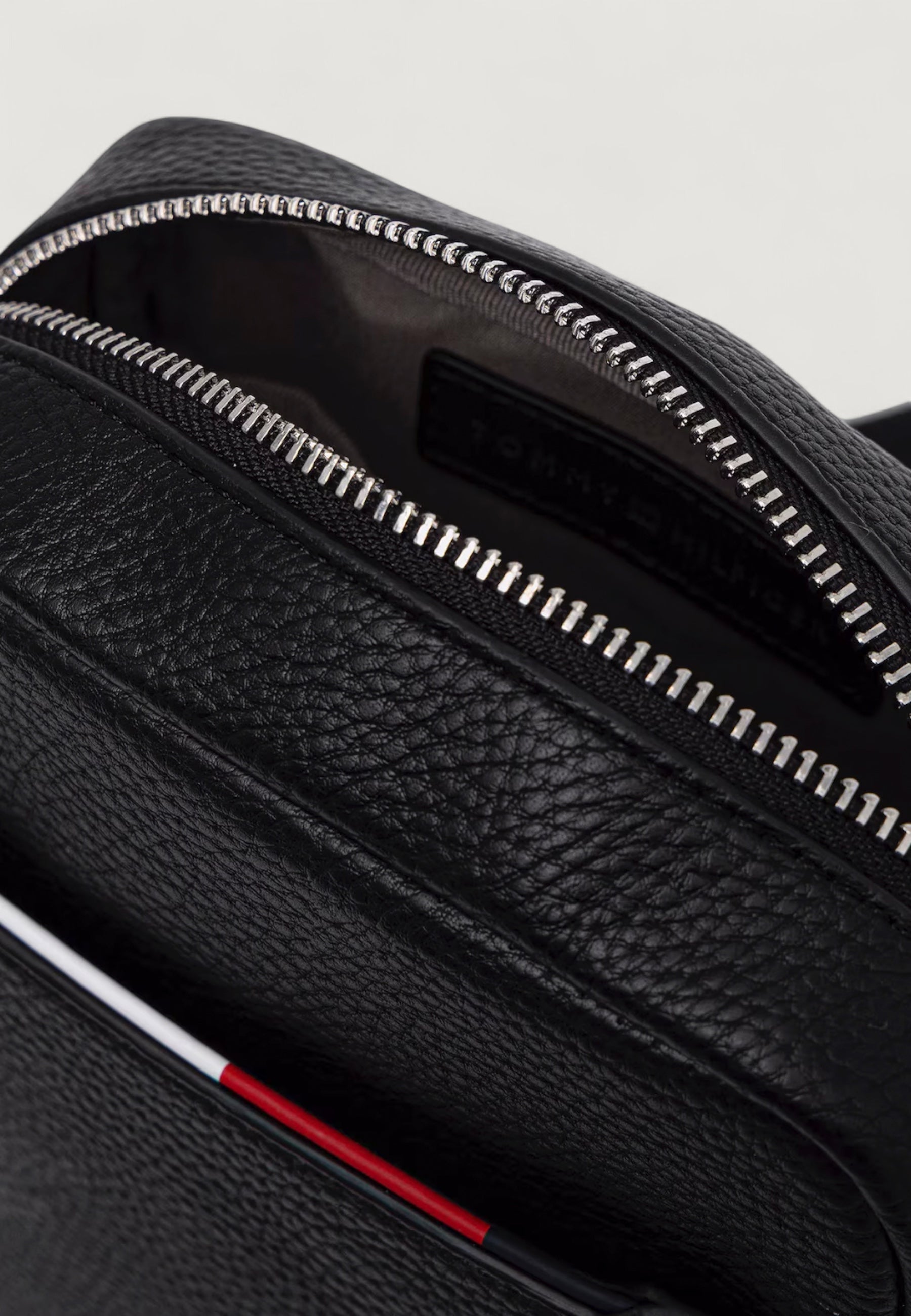 Sling bag Tommy Hilfiger TH CENTRAL MINI REPORTER