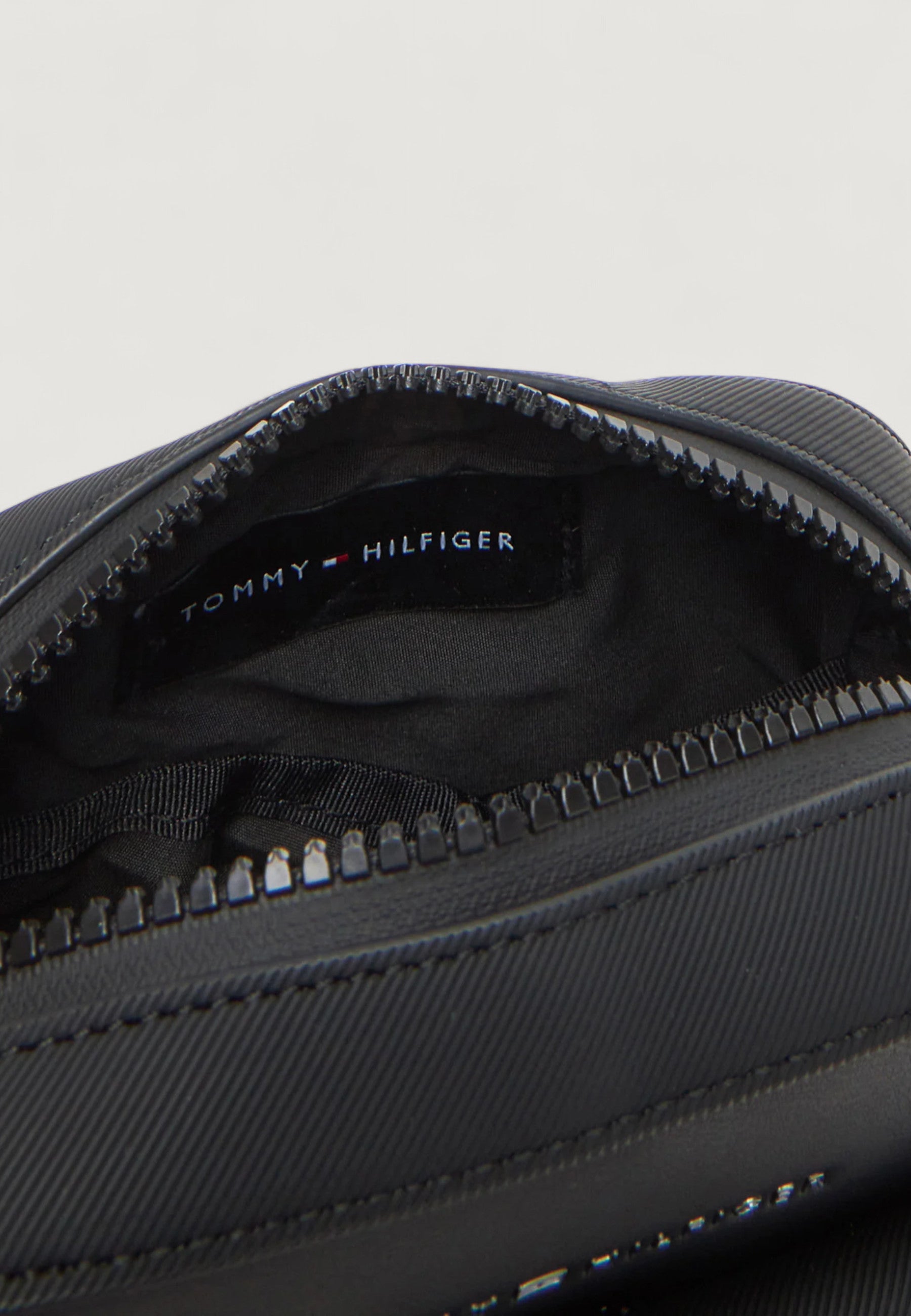 Sling bag Tommy Hilfiger TH FOUNDATION MINI REPORTER