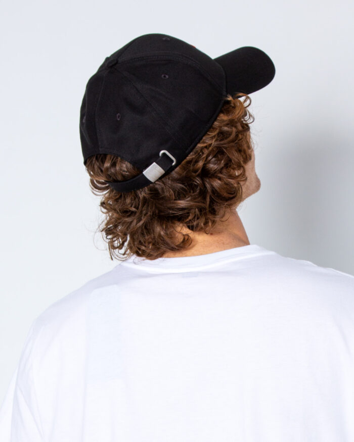 Cappello con visiera Fila 6 Panel Cap leniar logo Strap Back Nero – 40558