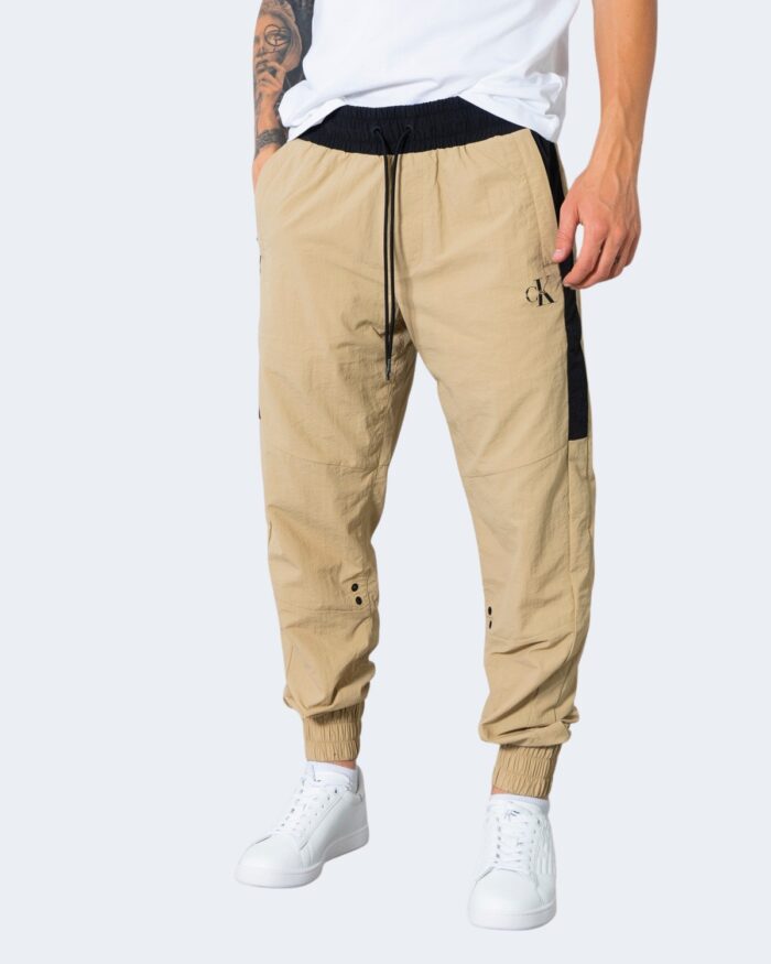 Pantaloni con cavallo basso Calvin Klein COLOR BLOCK Beige scuro – 72091