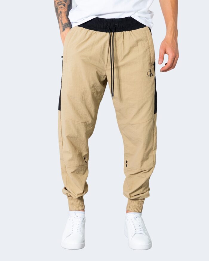 Pantaloni con cavallo basso Calvin Klein COLOR BLOCK Beige scuro – 72091