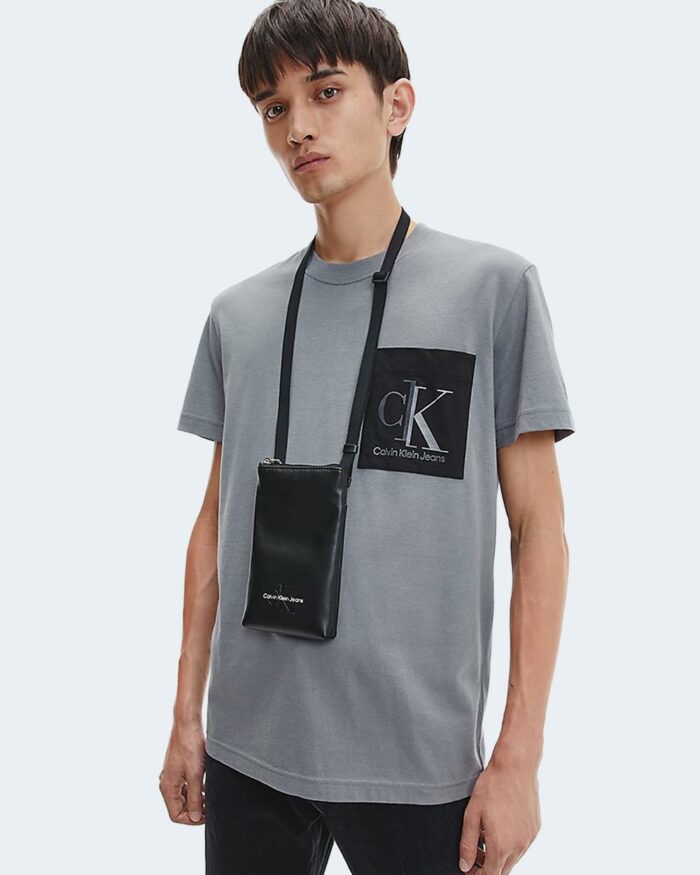 T-shirt Calvin Klein SPLICED CK POCKET TE J30J319723 Grigio Scuro – 81043