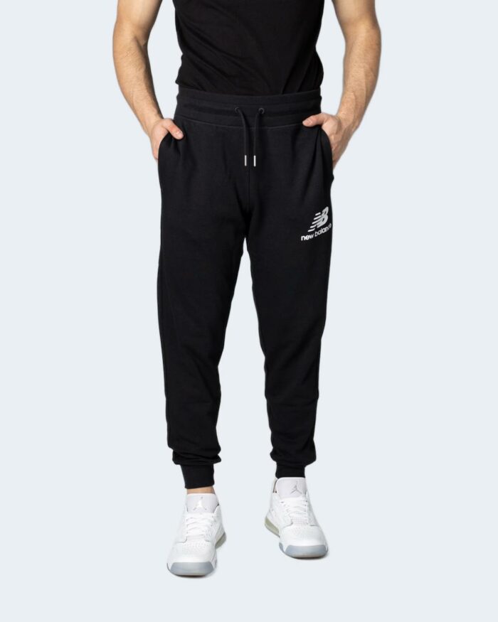 Pantaloni sportivi New Balance Essentials Stacked Logo SweatPants Nero – 87374
