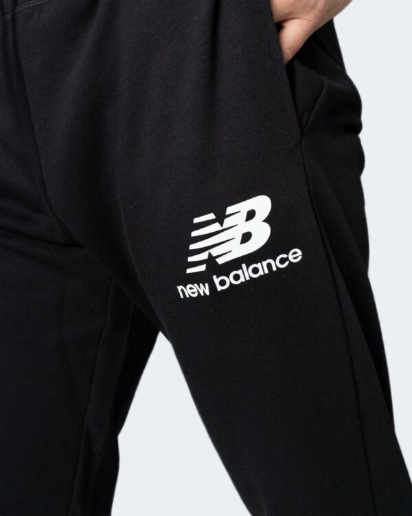 Pantaloni sportivi New Balance ESSENTIALS STACKED LOGO SWEATPANTS Nero - Foto 4