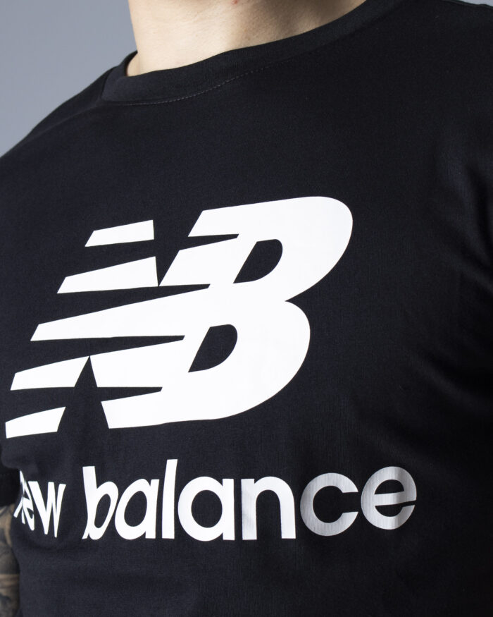 T-shirt New Balance ESSENTIALS STACKED LOGO Nero – 88405