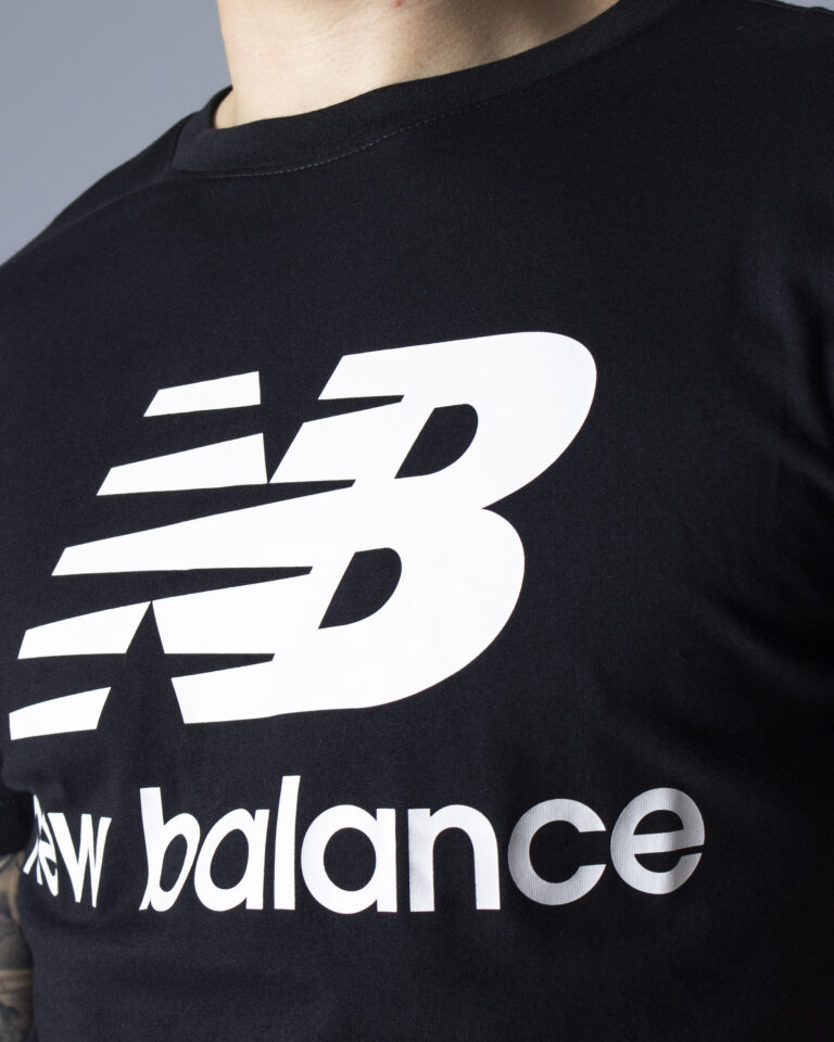 T-shirt New Balance ESSENTIALS STACKED LOGO Nero - Foto 2
