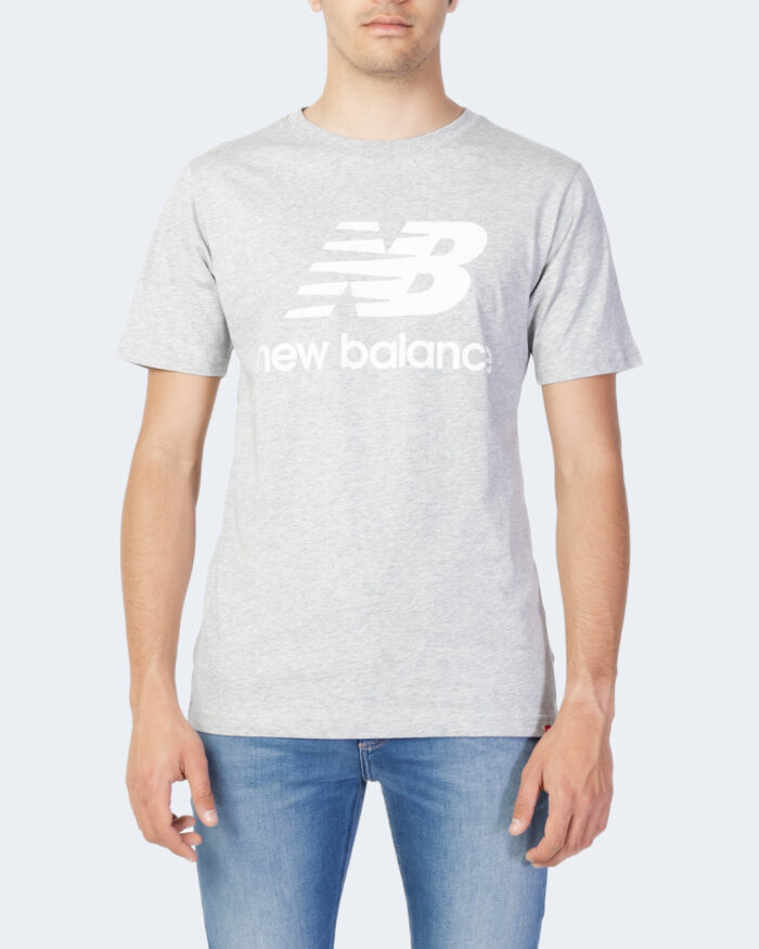 T-shirt New Balance ESSENTIALS STACKED LOGO Grigio – 88405