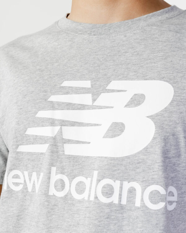 T-shirt New Balance ESSENTIALS STACKED LOGO Grigio - Foto 2