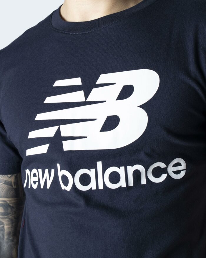 T-shirt New Balance ESSENTIALS STACKED LOGO Blu – 88405