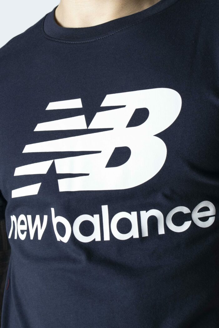 T-shirt New Balance ESSENTIALS STACKED LOGO Blu – 88405