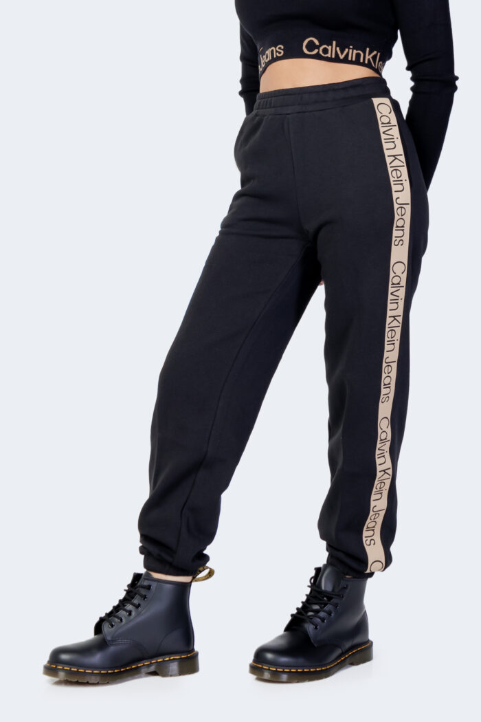 Pantaloni skinny Calvin Klein LOGO TAPE JOG PANTS Nero – 91395