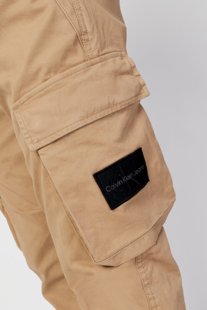 Pantaloni skinny Calvin Klein SKINNY WASHED CARGO Beige scuro – 99613
