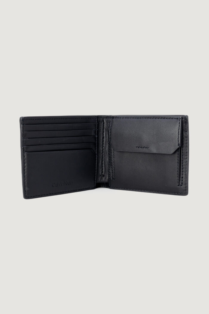 Portafoglio con portamonete Calvin Klein RUBBERIZED BIFOLD 5CC W/COIN Nero – 90801