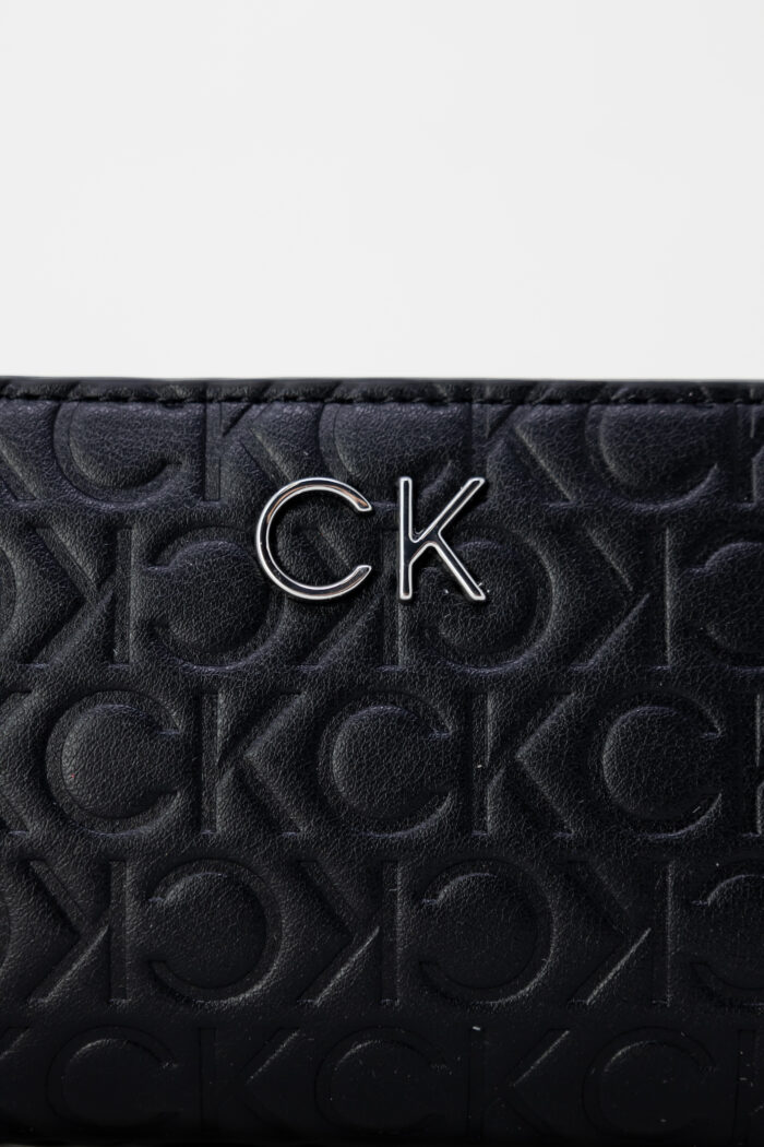 Portafoglio grande Calvin Klein RE-LOCK BIFOLD WALLET EMB MONO Nero – 102560