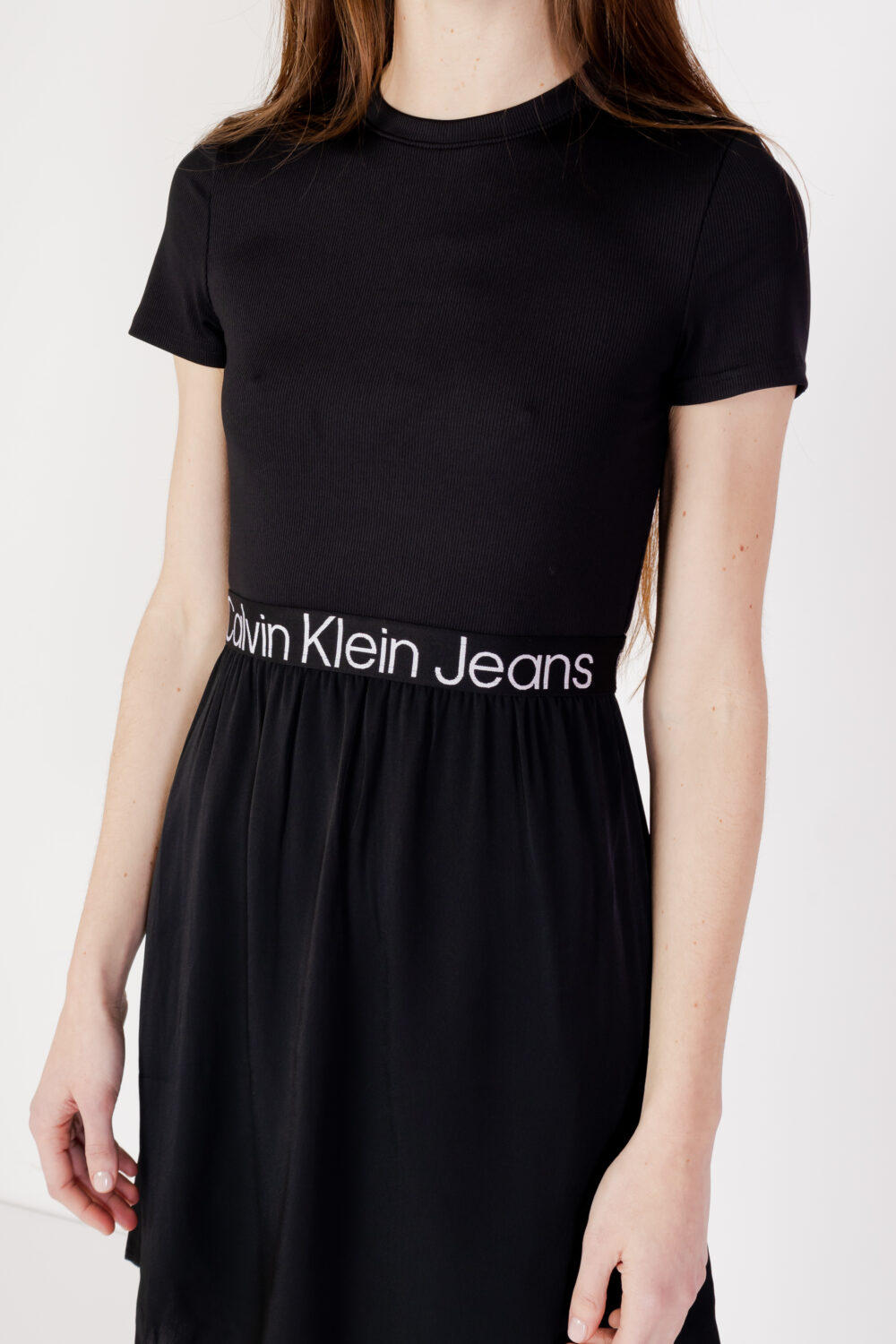 Vestito midi Calvin Klein Jeans LOGO ELASTIC DRESS Nero - Foto 4
