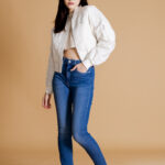 Giacchetto Calvin Klein Jeans CROPPED BOMBER JACKE J20J220343YBI Bianco - Foto 2