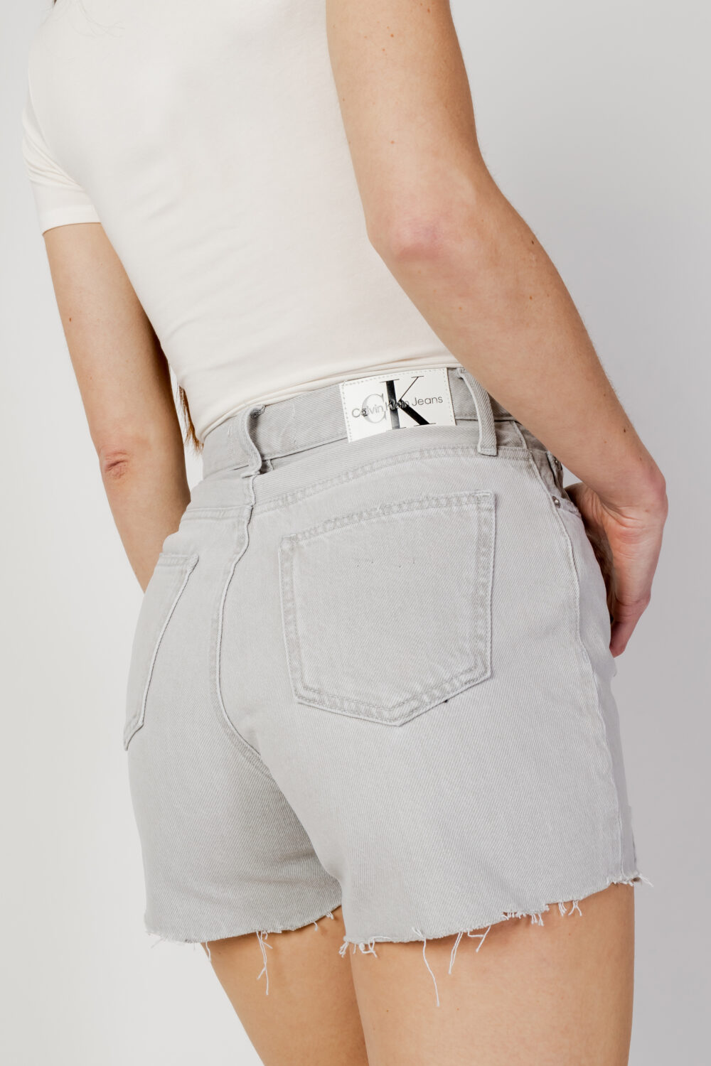 Shorts Calvin Klein Jeans MOM SHORT Grigio - Foto 2