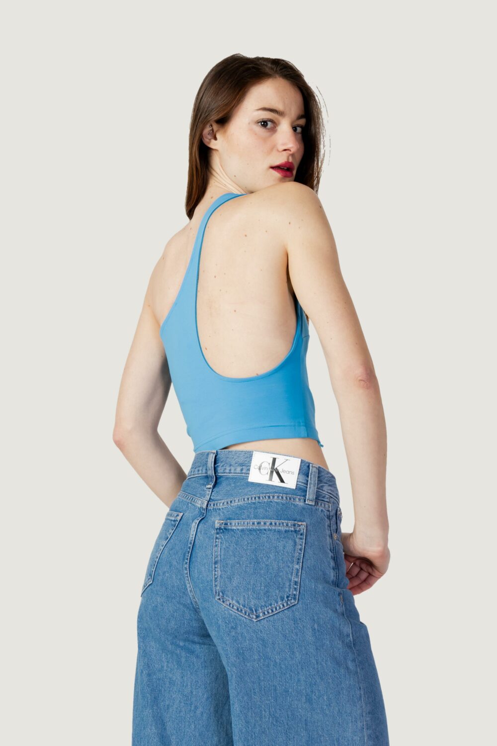 Top Calvin Klein Jeans BACK ASYM CUT OUT MI Celeste - Foto 2