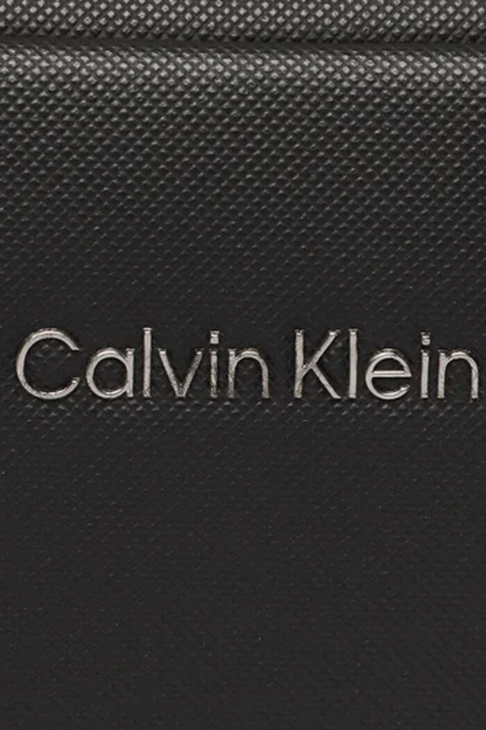 Pochette e beauty Calvin Klein MUST PIQUE COMPACT CASE Nero – 110457