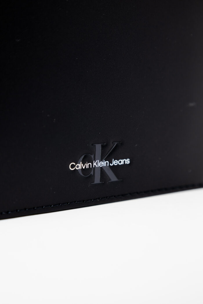 Portafoglio con portamonete Calvin Klein MONOGRAM SOFT BIFOLD W/COIN Nero