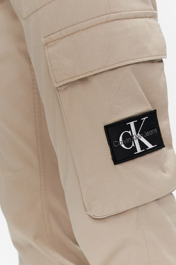 Pantaloni con cavallo basso Calvin Klein WASHED CARGO Beige