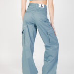 Pantaloni regular Calvin Klein Jeans CARGO Blu Chiaro - Foto 3
