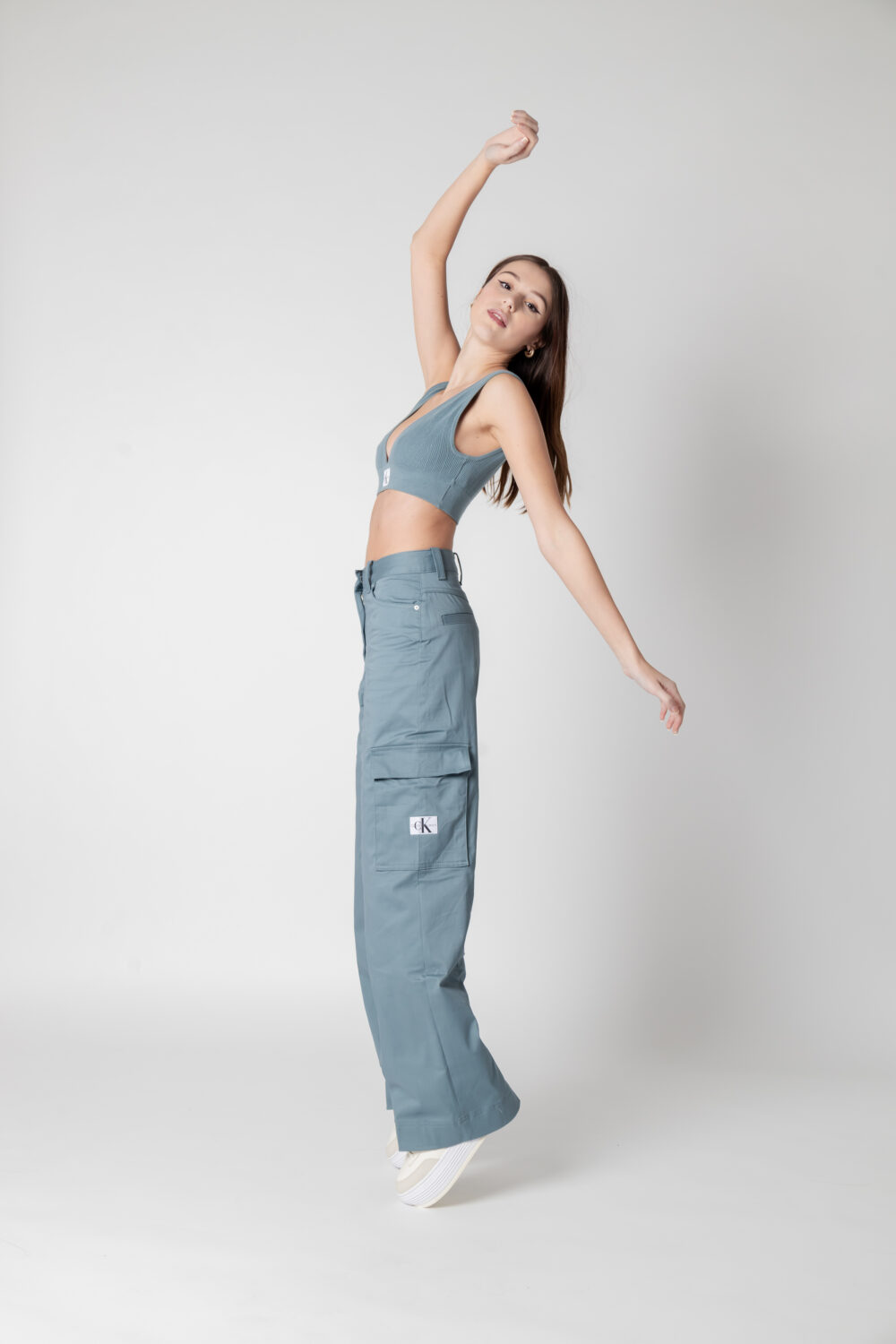 Pantaloni regular Calvin Klein Jeans CARGO Blu Chiaro - Foto 2