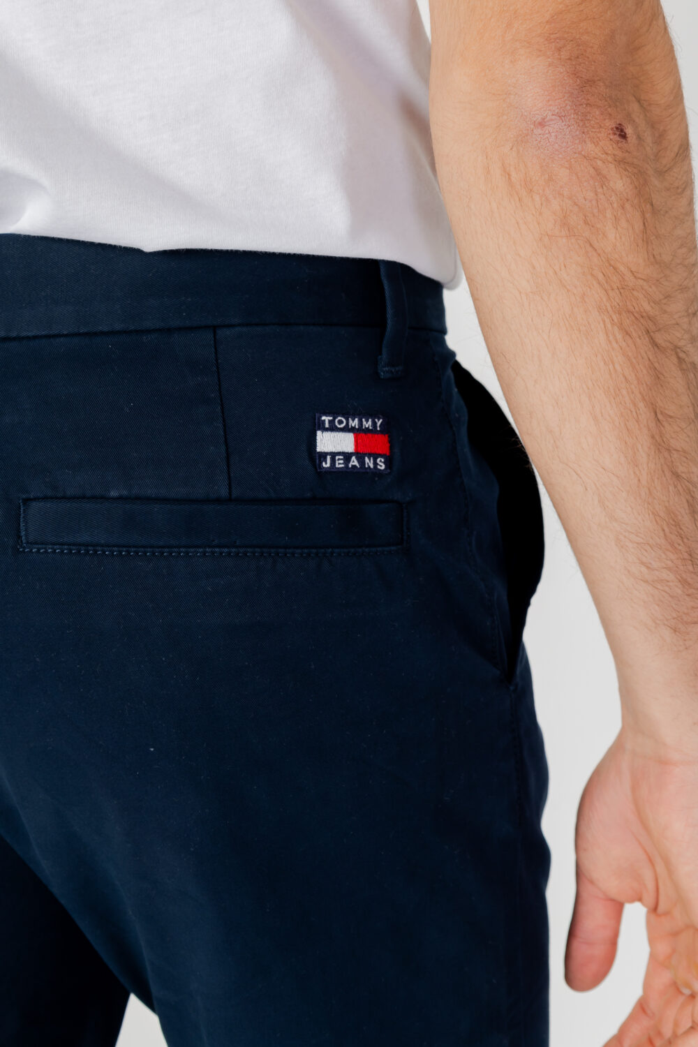 Pantaloni tapered Tommy Hilfiger Jeans AUSTIN CHINO Blu - Foto 4