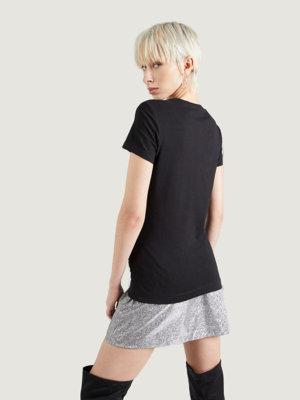 T-shirt Guess SS RN SPRING TRIANGLE Nero - Foto 3