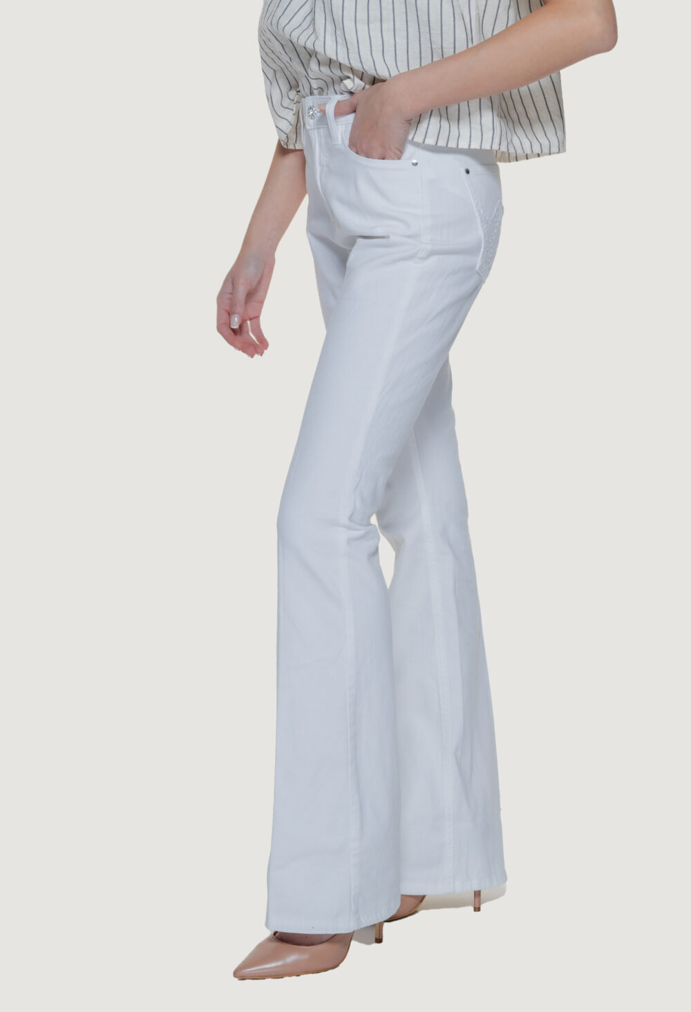 Pantaloni bootcut Guess SEXY FLARE Bianco - Foto 4