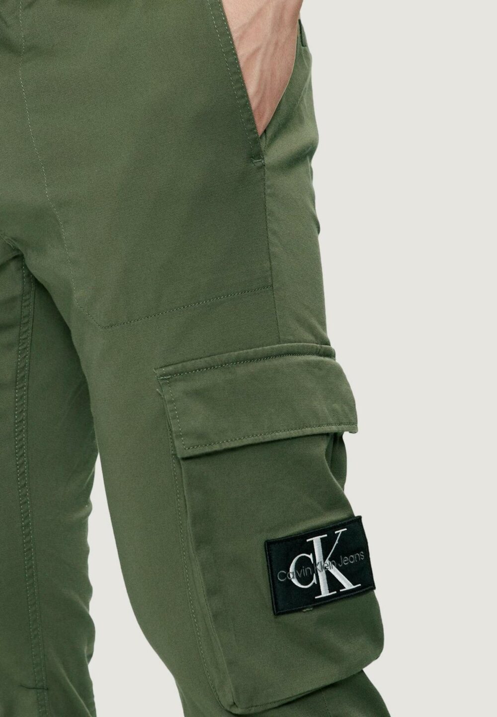 Pantaloni con cavallo basso Calvin Klein Jeans WASHED CARGO Verde Oliva - Foto 2