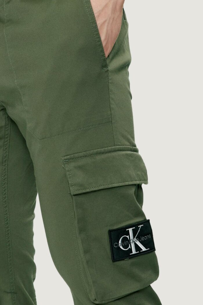 Pantaloni con cavallo basso Calvin Klein WASHED CARGO Verde Oliva