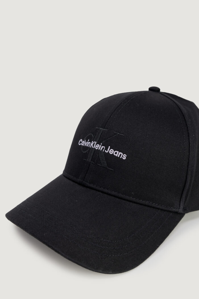 Cappello con visiera Calvin Klein MONO LOGO EMBRO CAP Nero