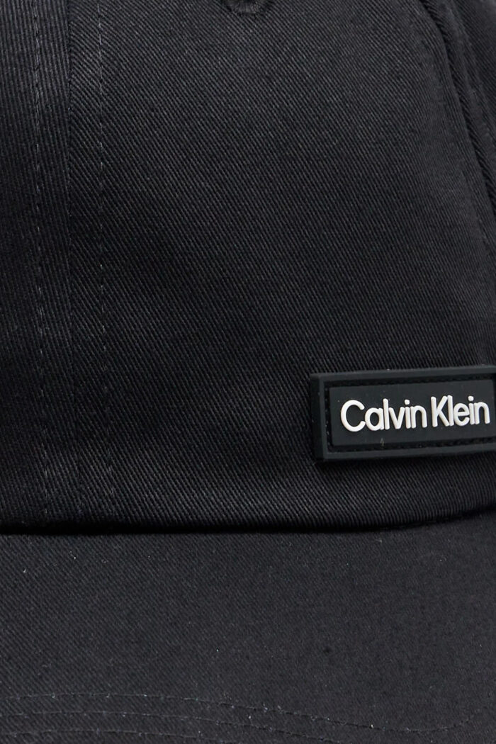 Cappello con visiera Calvin Klein ESSENTIAL PATCH BB Nero