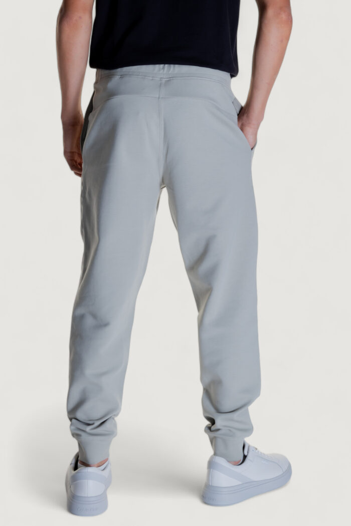 Pantaloni sportivi Calvin Klein SHADOW EMBOSSED LOGO Grigio