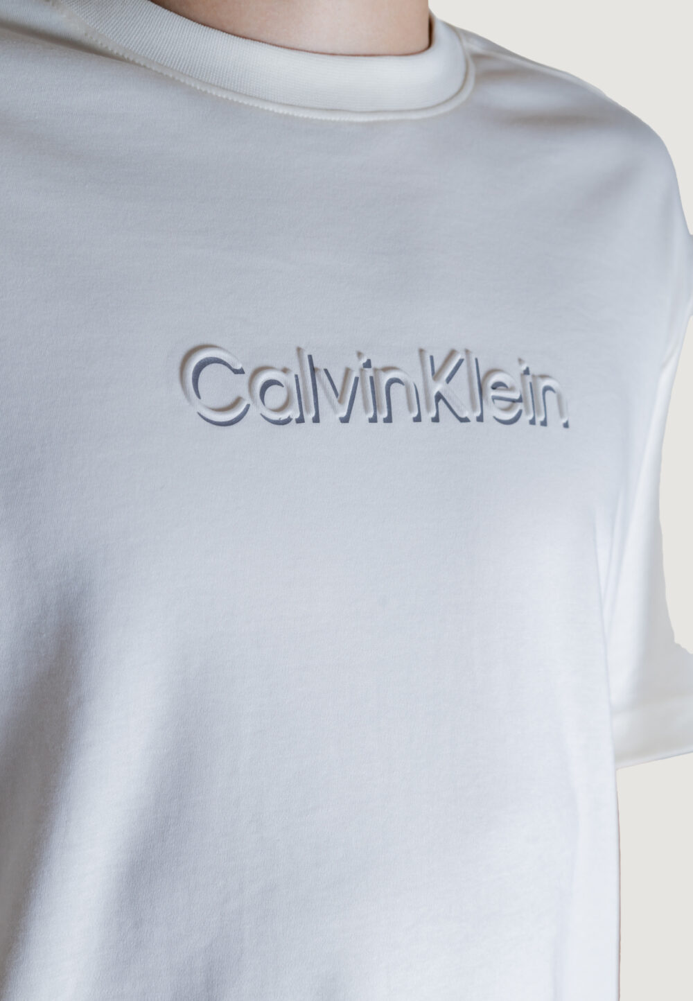 T-shirt Calvin Klein SHADOW EMBOSSED LOGO Panna - Foto 2