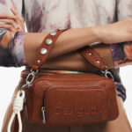 Borsa Desigual BAG_HALF LOGO FW24 PRADES Marrone - Foto 1