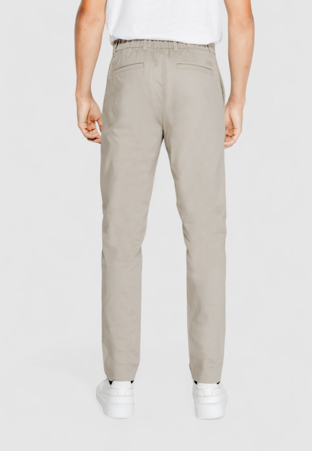 Pantaloni tapered Calvin Klein SATEEN STRETCH Beige - Foto 2