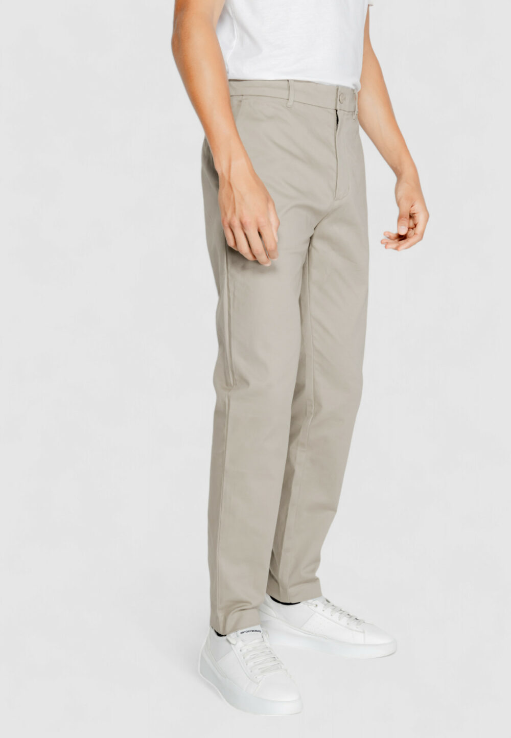 Pantaloni tapered Calvin Klein SATEEN STRETCH Beige - Foto 4