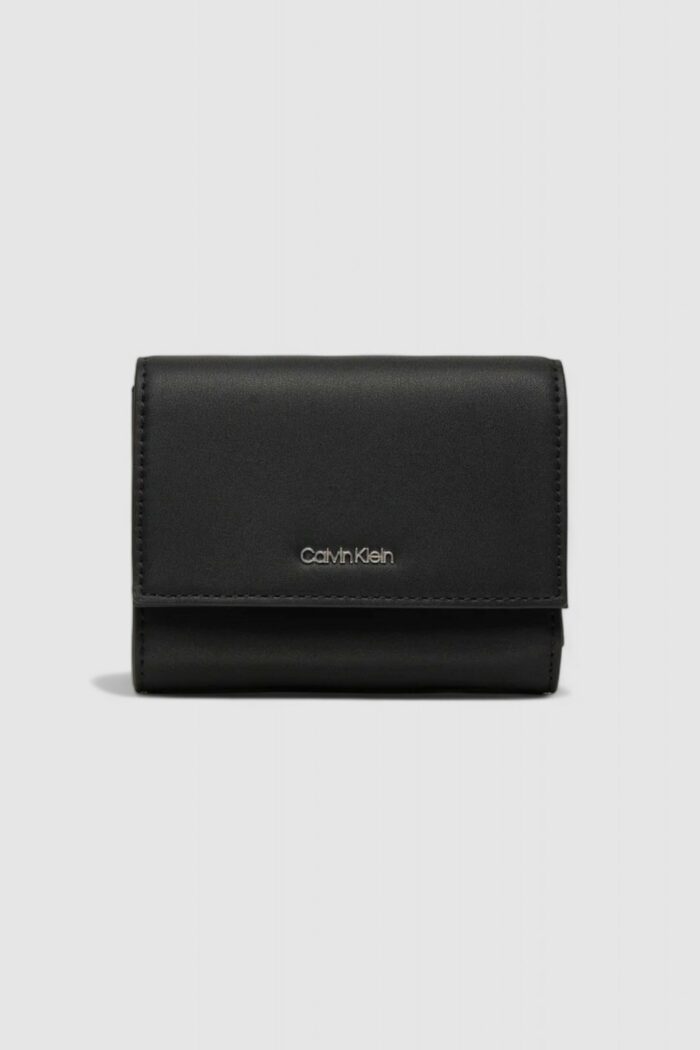 Portafoglio grande Calvin Klein CK MUST MD TRIFOLD W/ZIP Nero